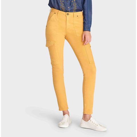 DNM Pure Cargo Honey, tall kleding voor lange vrouwen, gedragen door model