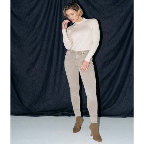 DNM Pure San Flap Taupe, tall kleding voor lange vrouwen, gedragen door model
