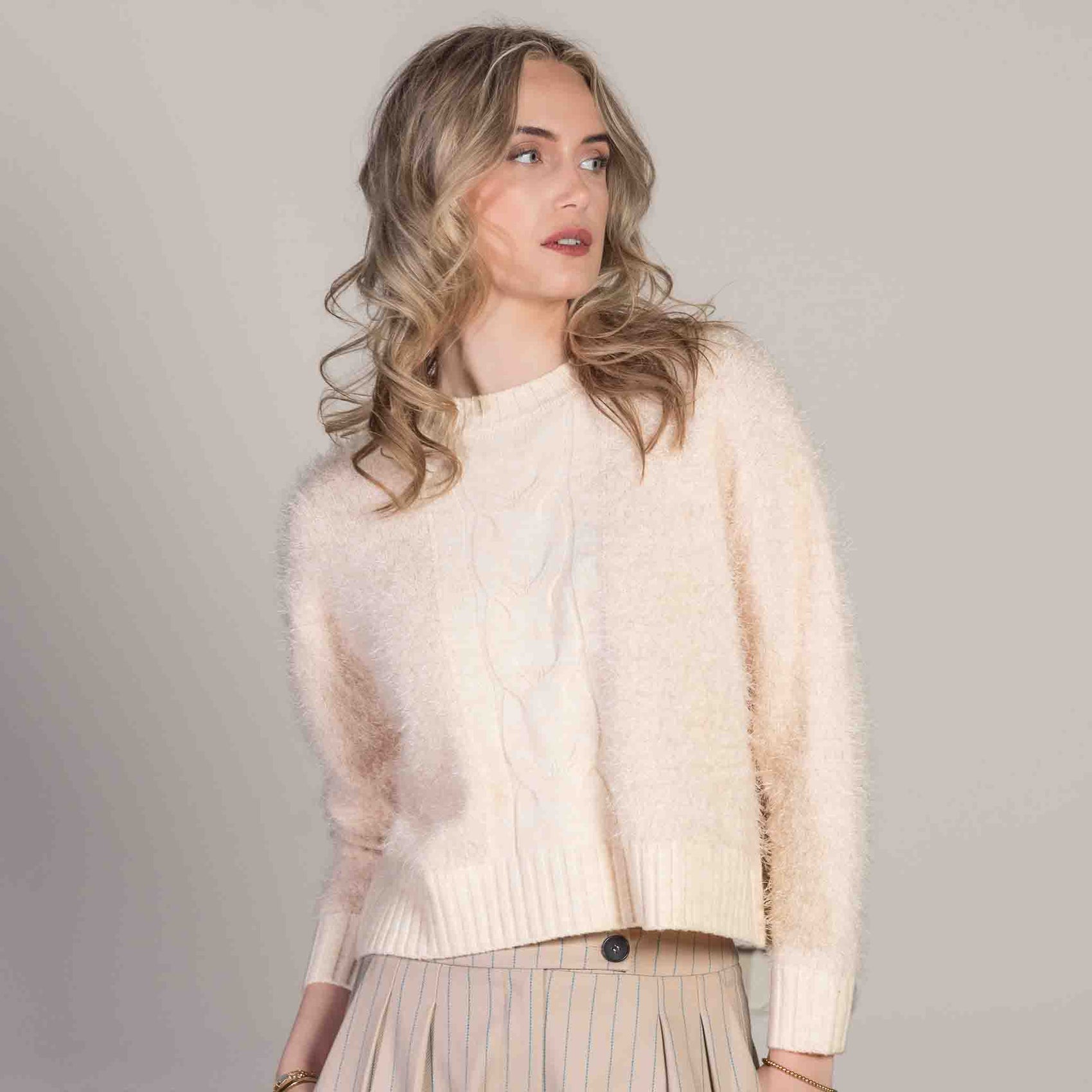 ICNK Trui Hairy Feather Cable, tall kleding voor lange vrouwen, gedragen door model