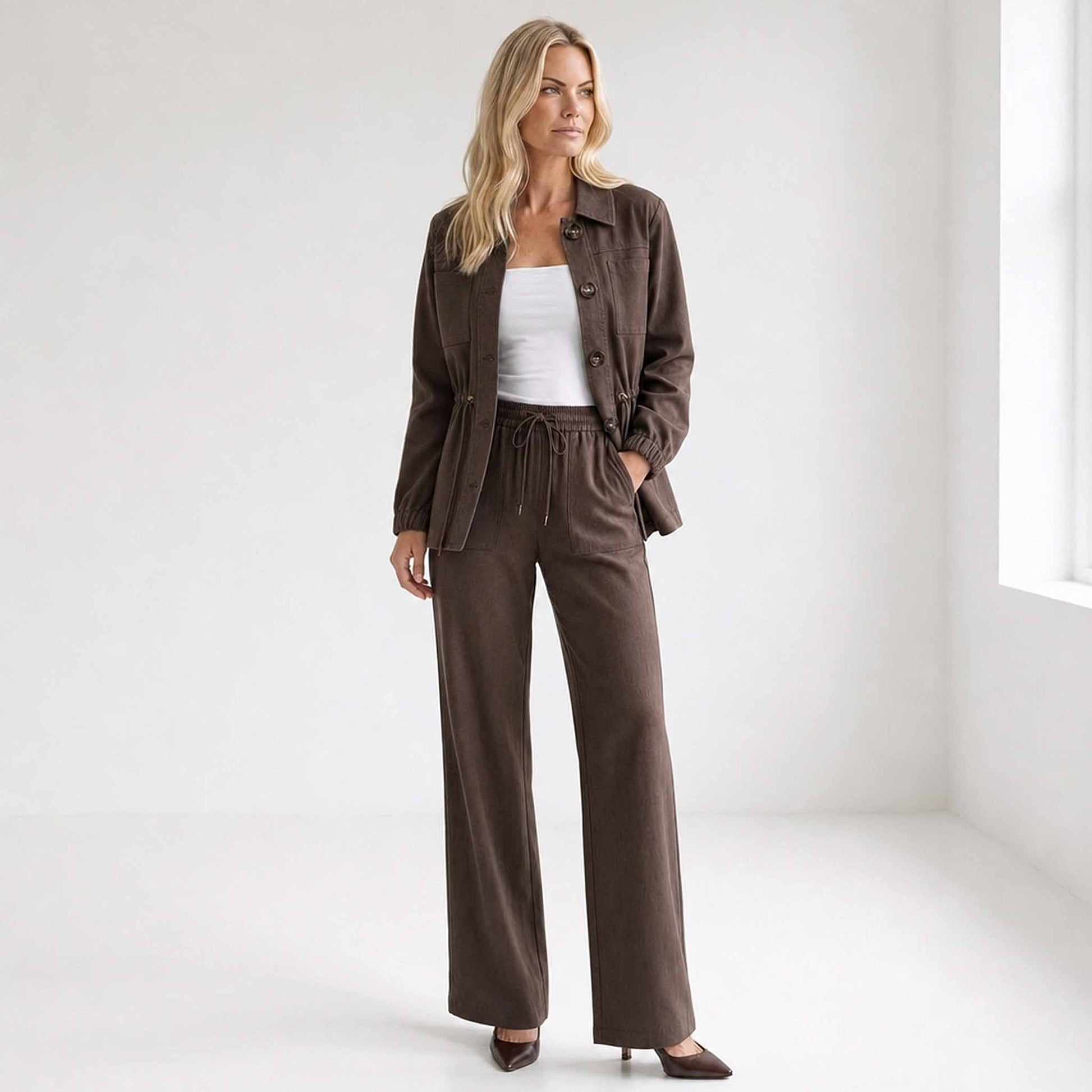 Only-M Broek Wijd Smock Bruin met extra beenlengte – stylingfoto – kleding voor lange vrouwen