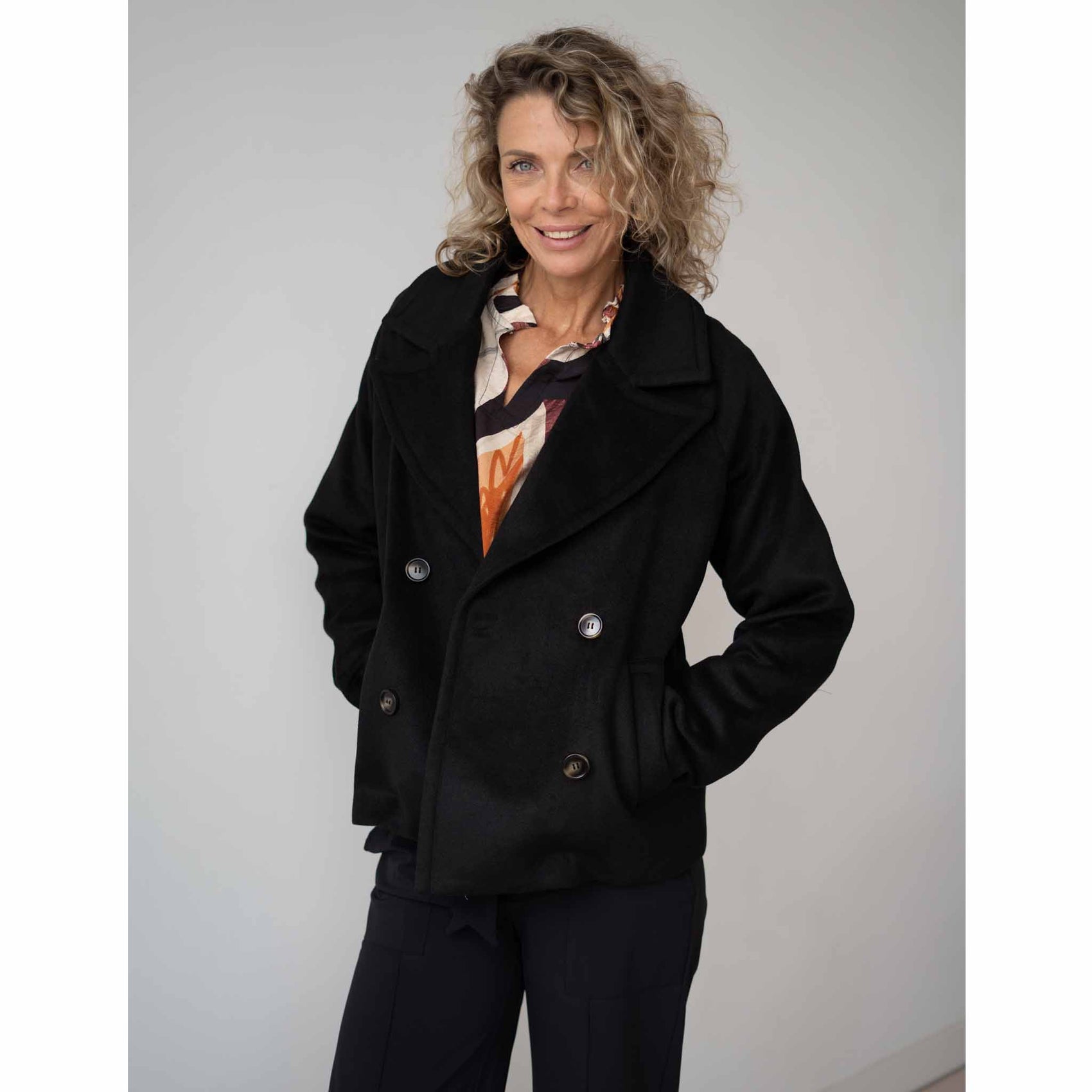 Smashed Lemon Jack Zwart, tall kleding voor lange vrouwen, gedragen door model