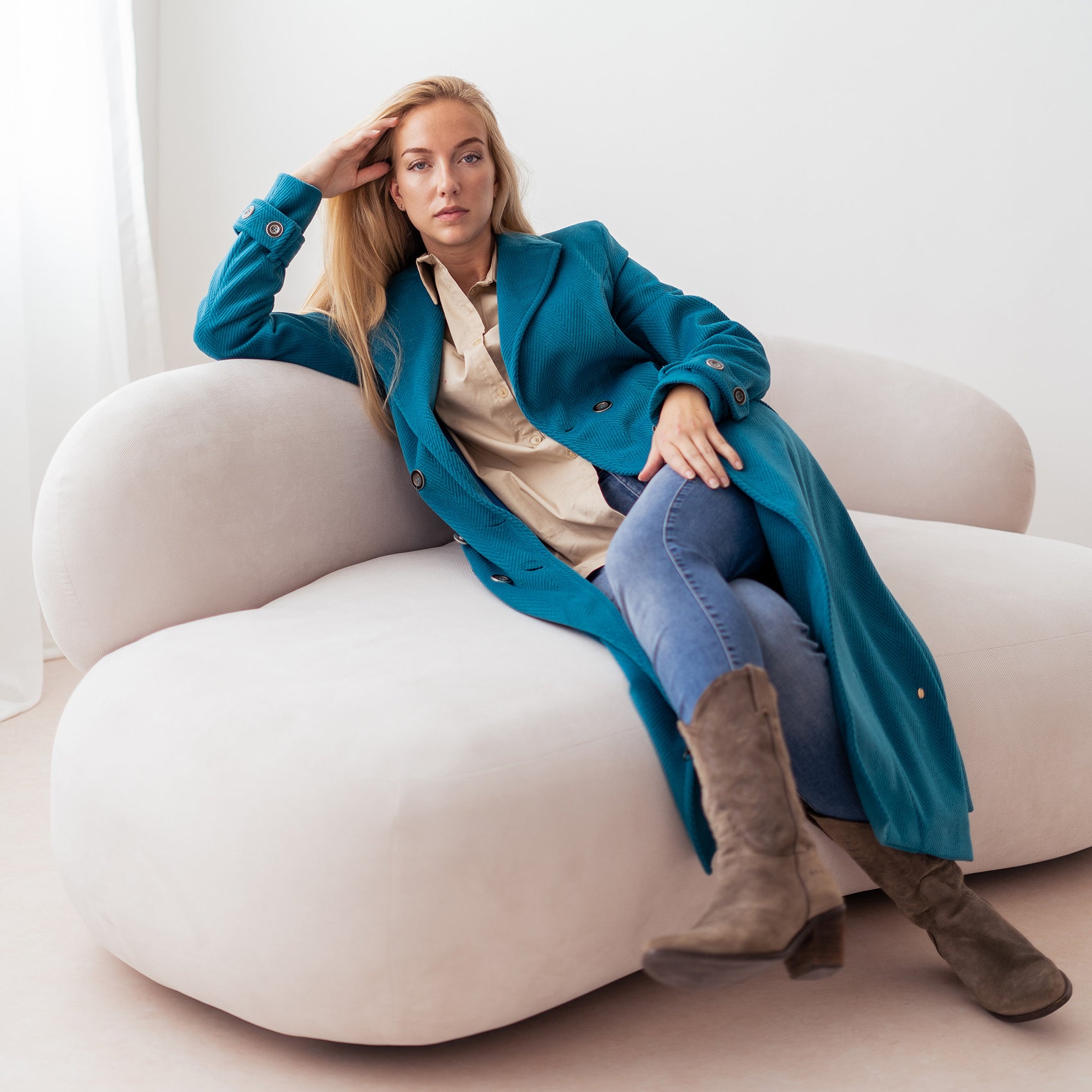 Longlady Jas Manouk, tall kleding voor lange vrouwen, gedragen door model