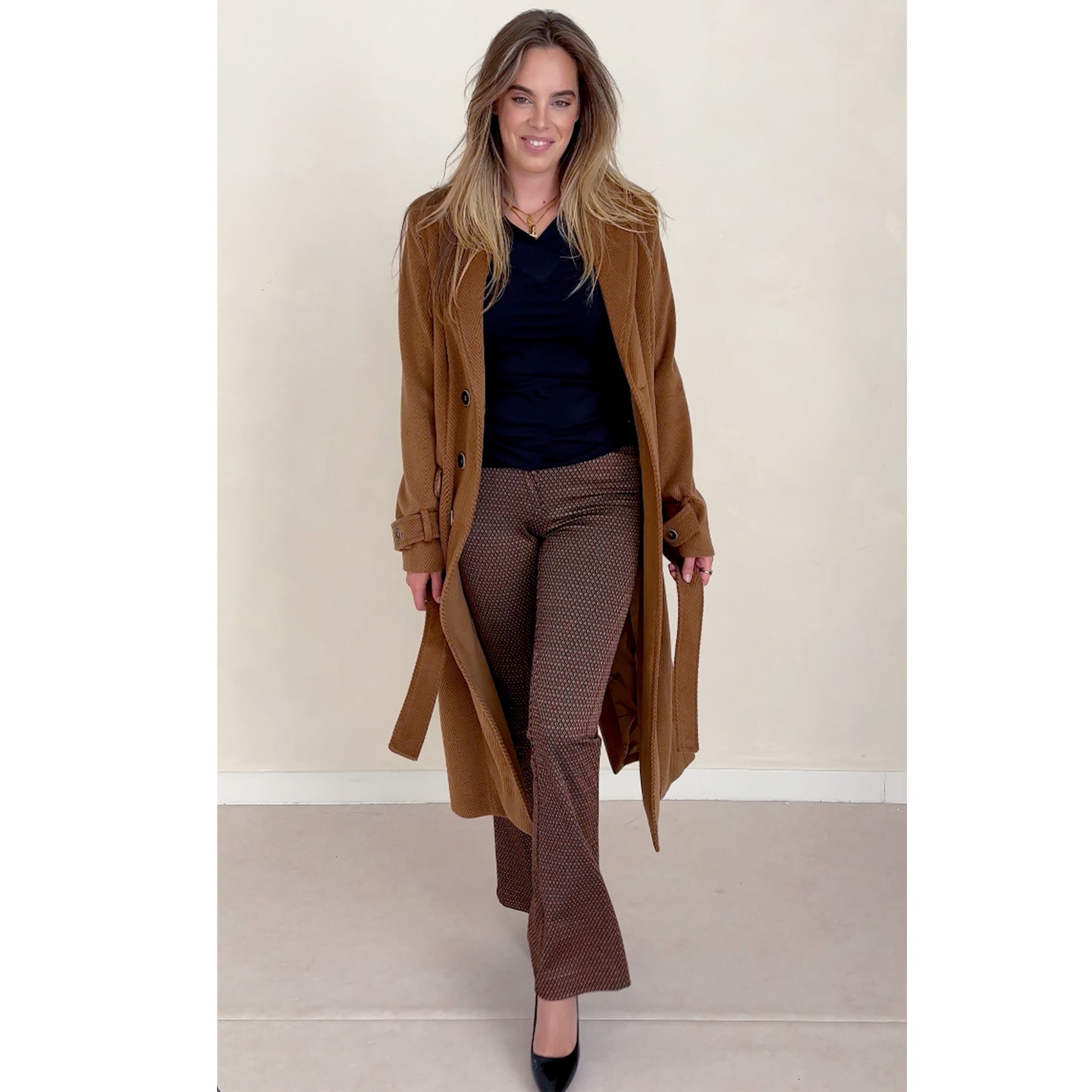 Longlady Jas Manouk, tall kleding voor lange vrouwen, gedragen door model