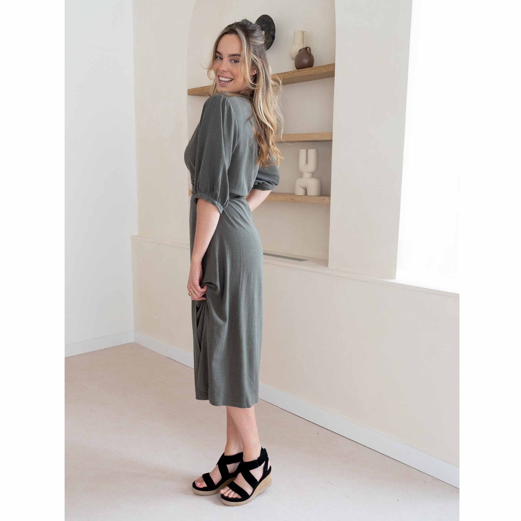 Longlady Jurk Jackie, tall kleding voor lange vrouwen, gedragen door model