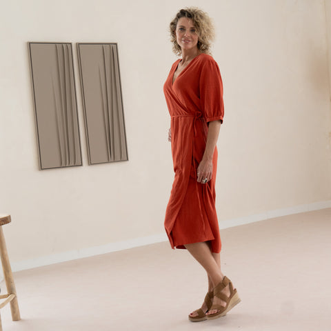 Longlady Jurk Jackie, tall kleding voor lange vrouwen, gedragen door model