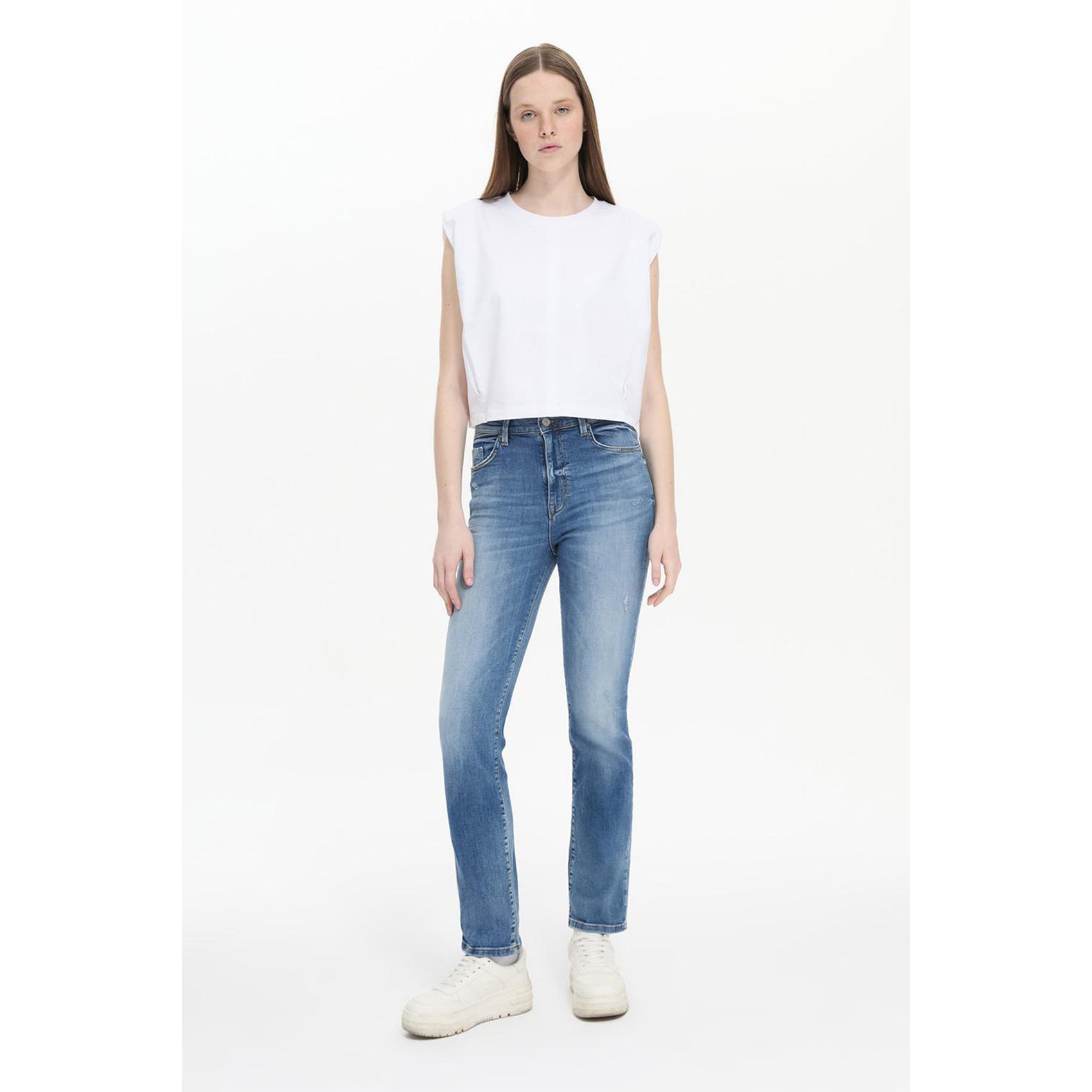 LTB Jeans Nena B Salena, tall jeans voor lange dames, gedragen door model