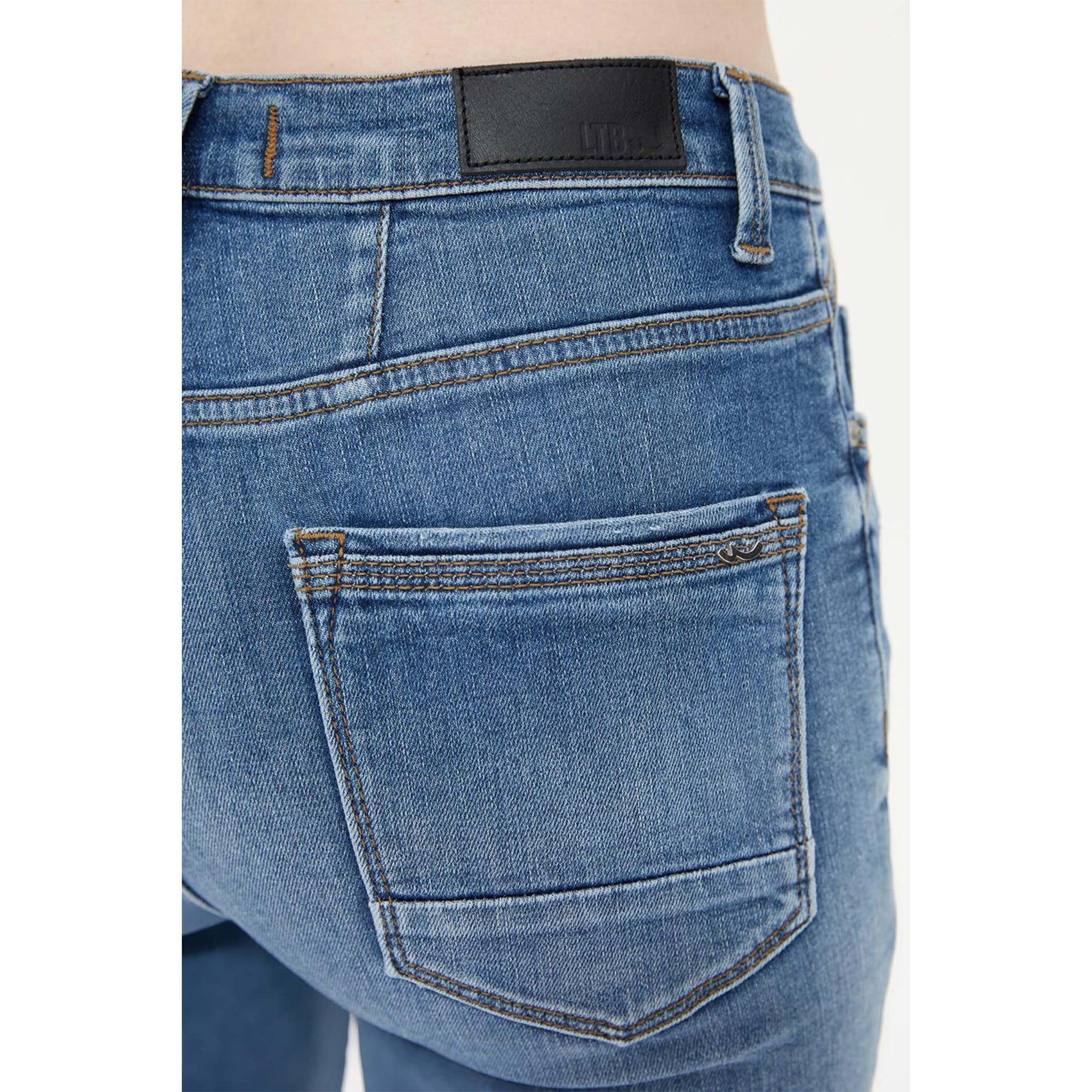 LTB Jeans Nena B Salena, jeans in tall met lange benen, achteraanzicht