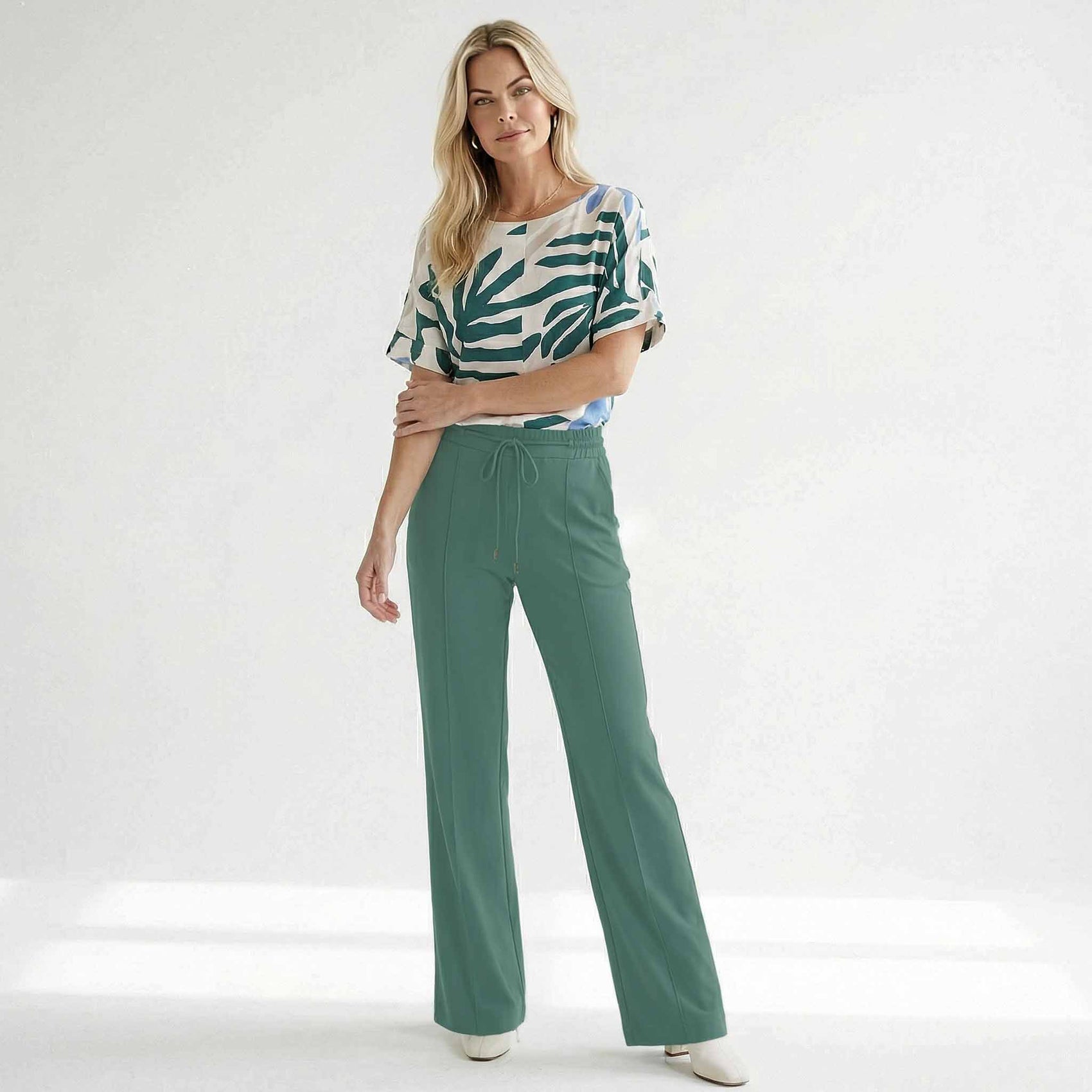 Kimara Shirt Kelsey Green Leaves, tall kleding voor lange vrouwen, gedragen door model