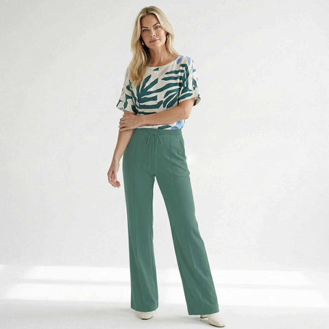 Kimara Shirt Kelsey Green Leaves, tall kleding voor lange vrouwen, gedragen door model
