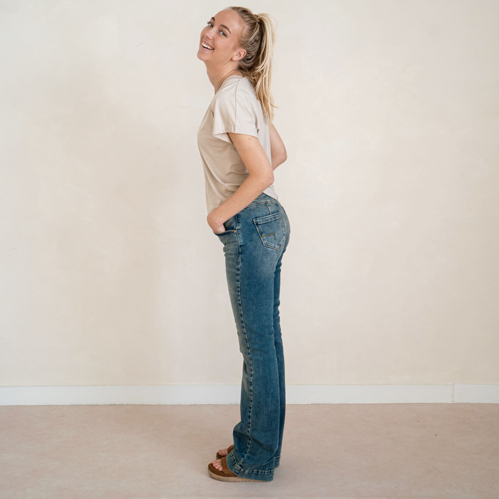 DNM Pure Flynn Western Lt Tinted Blue, tall kleding voor lange vrouwen, gedragen door model