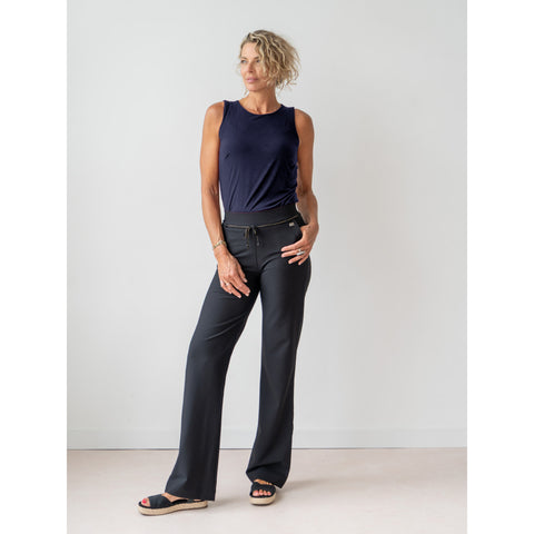 Longlady Top Tosque, tall kleding voor lange vrouwen, gedragen door model