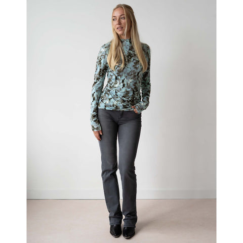 Longlady Shirt Tynca Faded Flowers, tall kleding voor lange vrouwen, gedragen door model