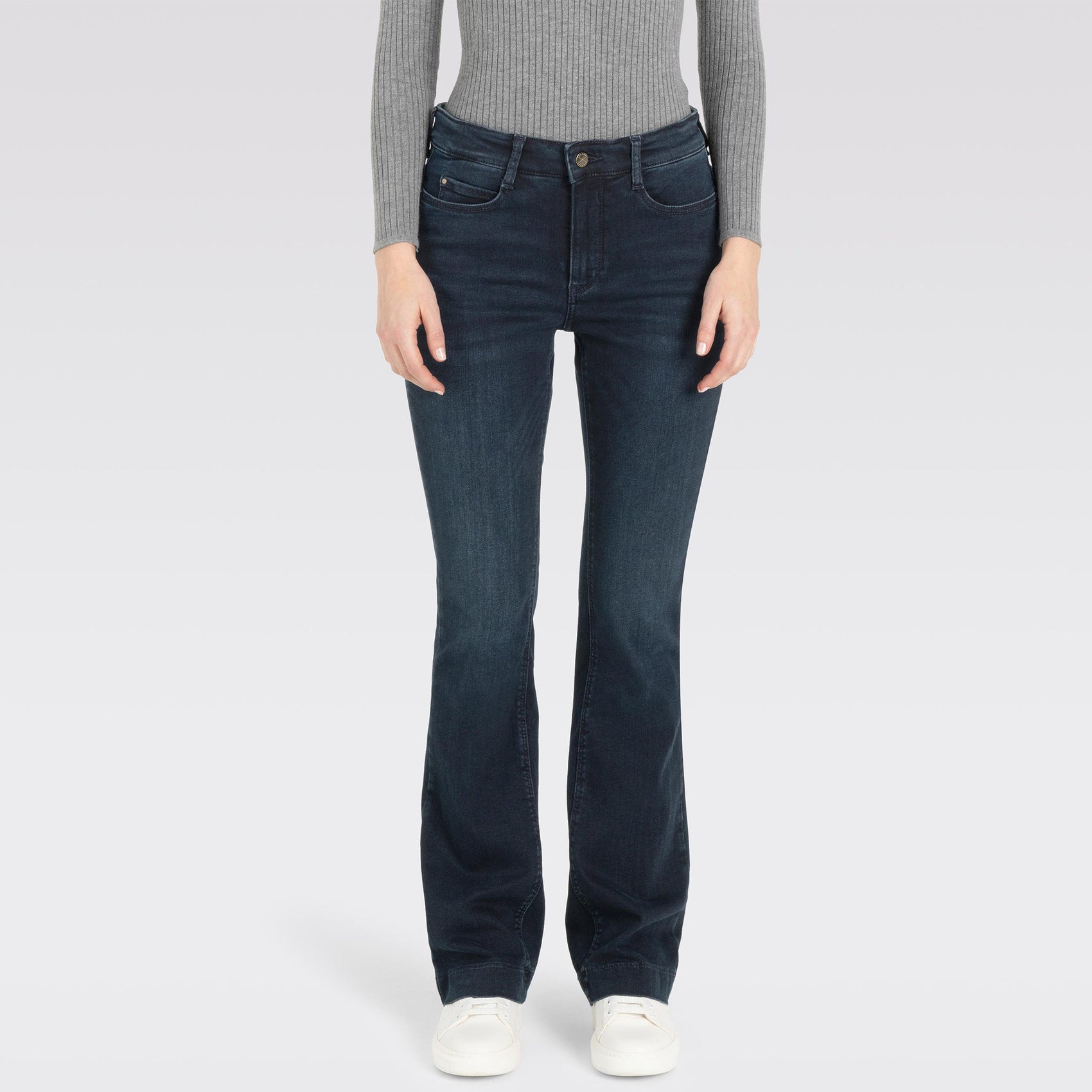 Mac Jeans Dream Boot Midnight Blue, tall jeans voor lange dames, gedragen door model