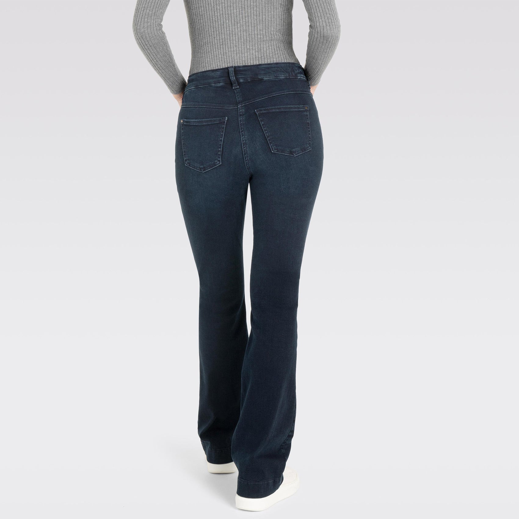Mac Jeans Dream Boot Midnight Blue, jeans in tall met lange benen, achteraanzicht