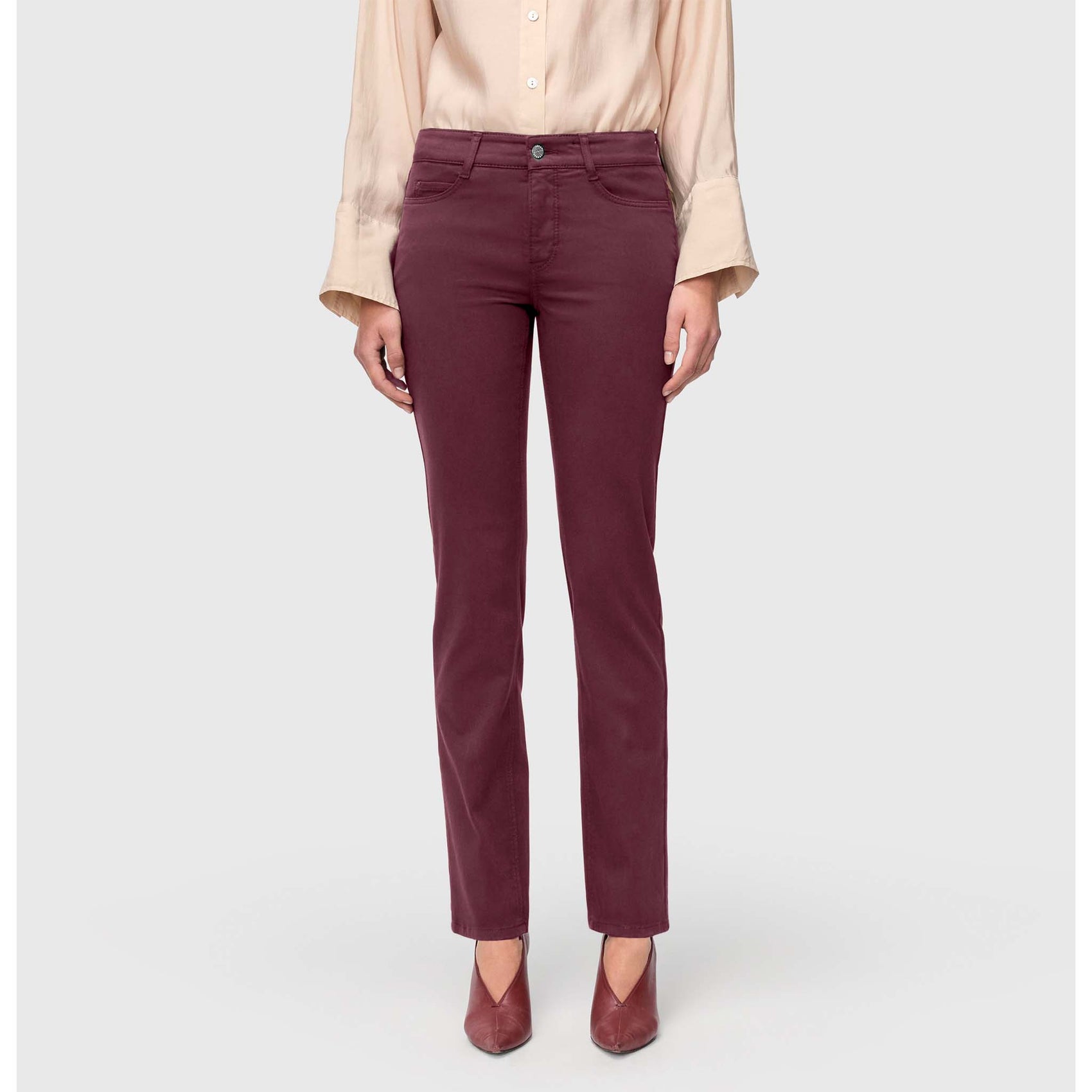 Mac Jeans Dream Bordeaux, tall jeans voor lange dames, gedragen door model