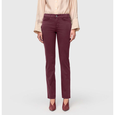 Mac Jeans Dream Bordeaux, tall jeans voor lange dames, gedragen door model