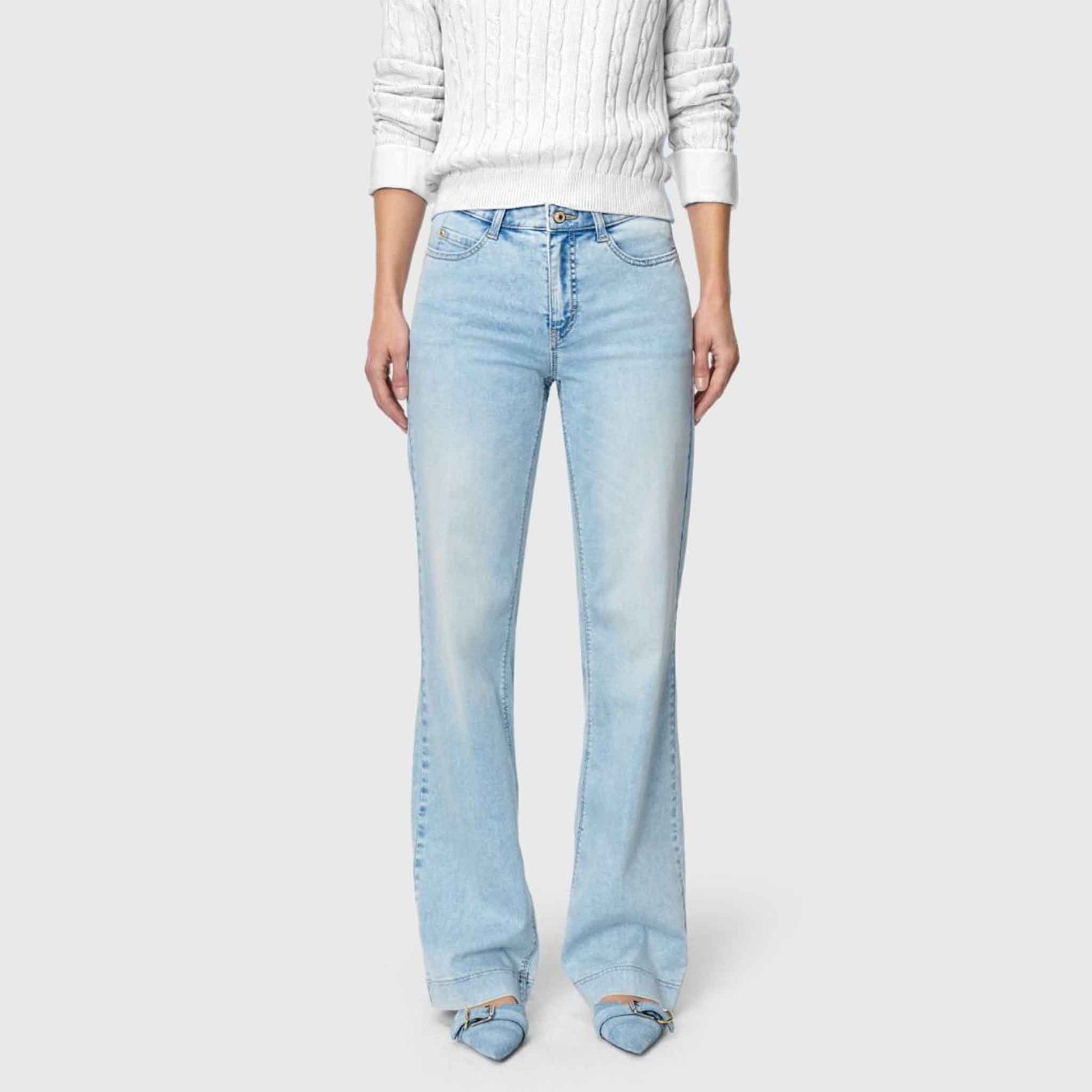 Mac Jeans Dream Wide Light Azure Blue, tall jeans voor lange vrouwen gedragen door model