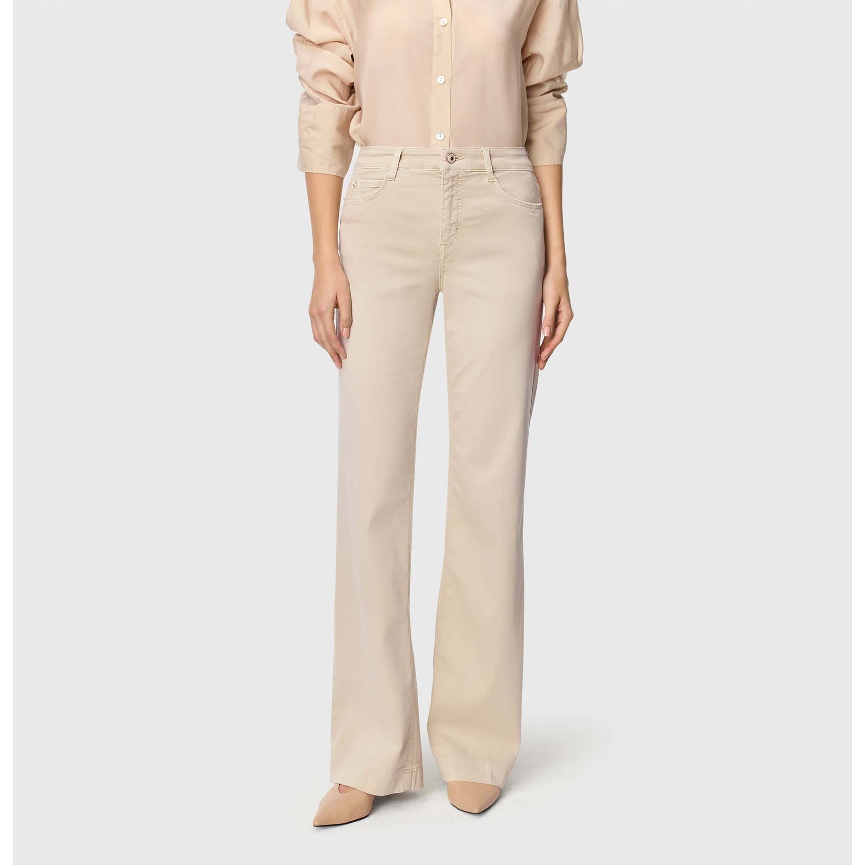 Mac Jeans Dream Wide Smoothly Beige, tall jeans voor lange dames, gedragen door model