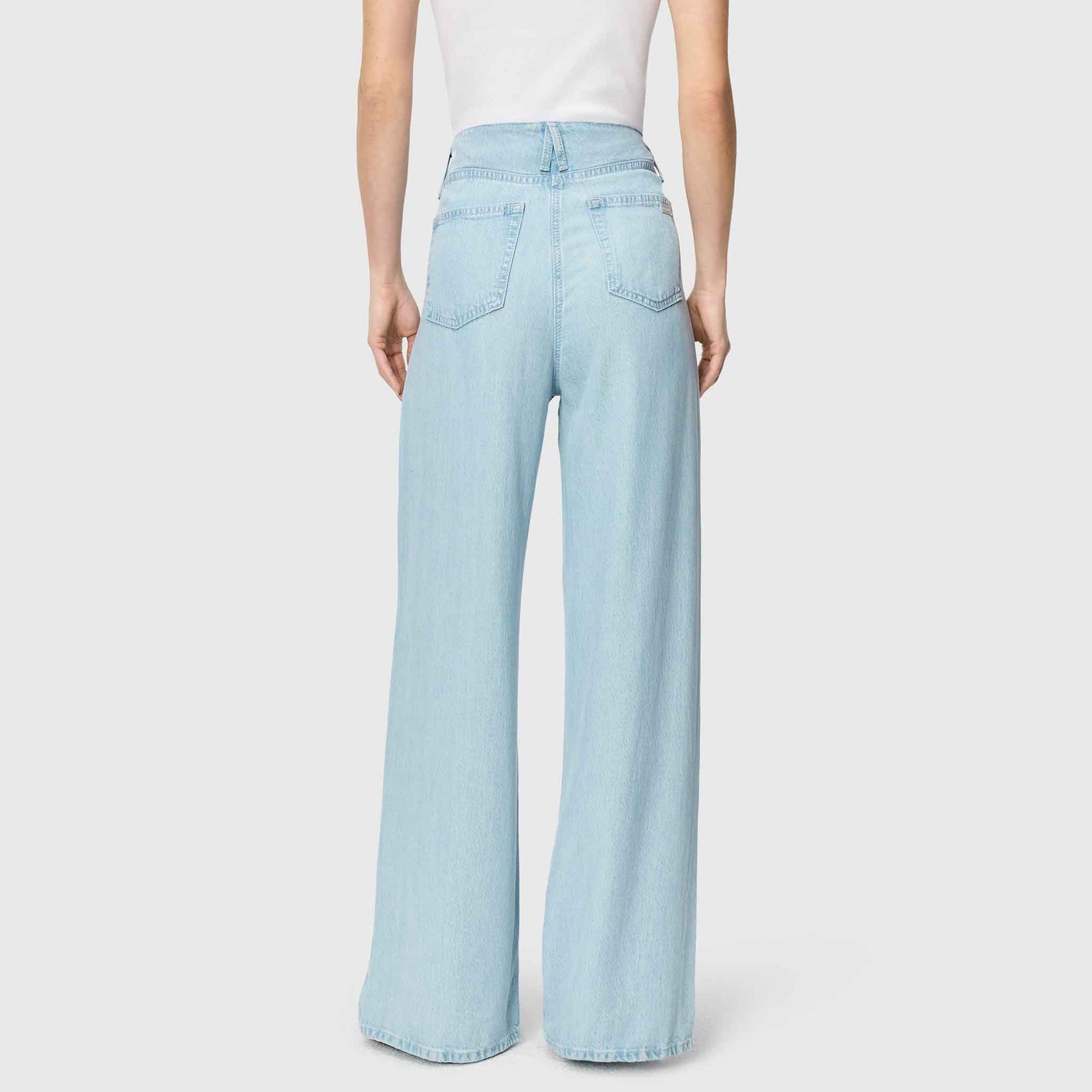 Mac Jeans Naila Essential Blue, jeans in tall met lange benen, achteraanzicht