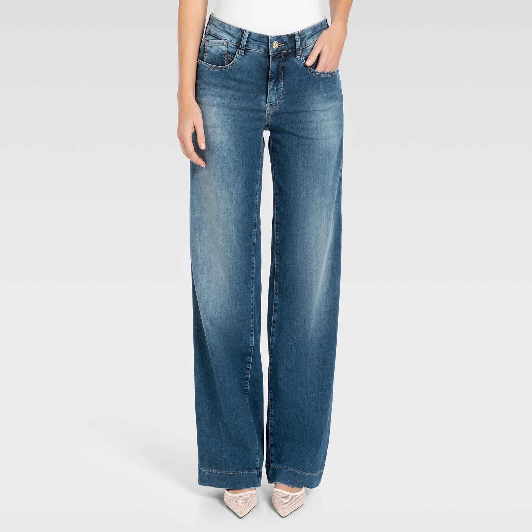 Mac Jeans Rich Palazzo Navy Heavy Wash, tall jeans voor lange dames, gedragen door model