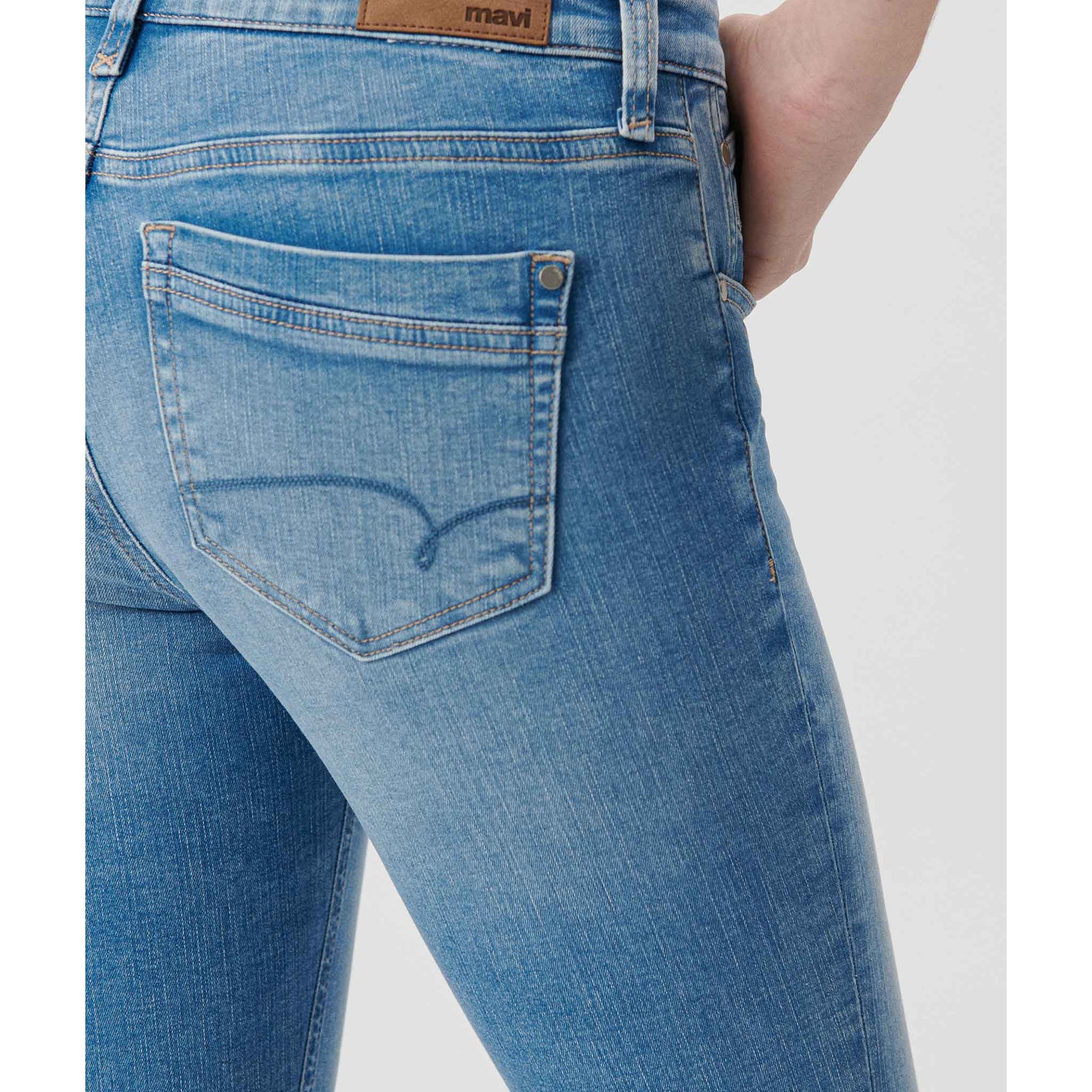 Mavi Jeans Adriana Mid Aqua Blue, jeans in tall met lange benen, achteraanzicht