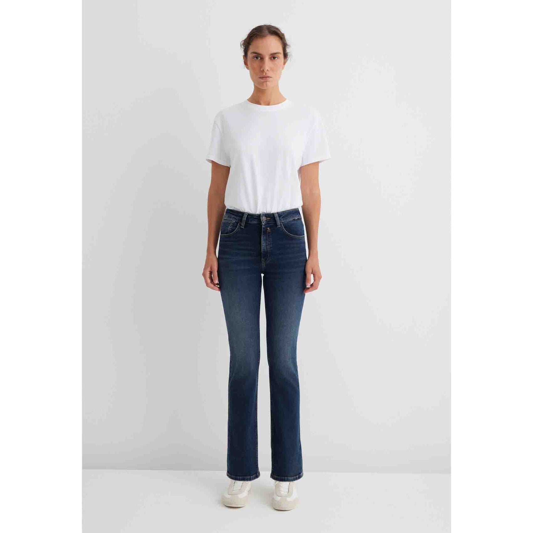 Mavi Jeans Kendra Ink Brushed, tall jeans voor lange dames, gedragen door model