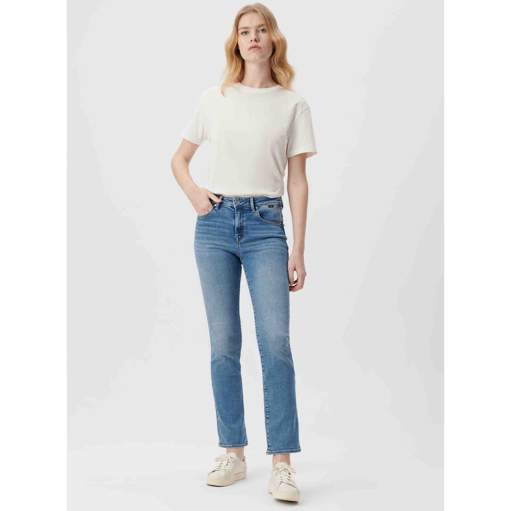 Mavi Jeans Kendra Lt Brushed, tall jeans voor lange dames, gedragen door model