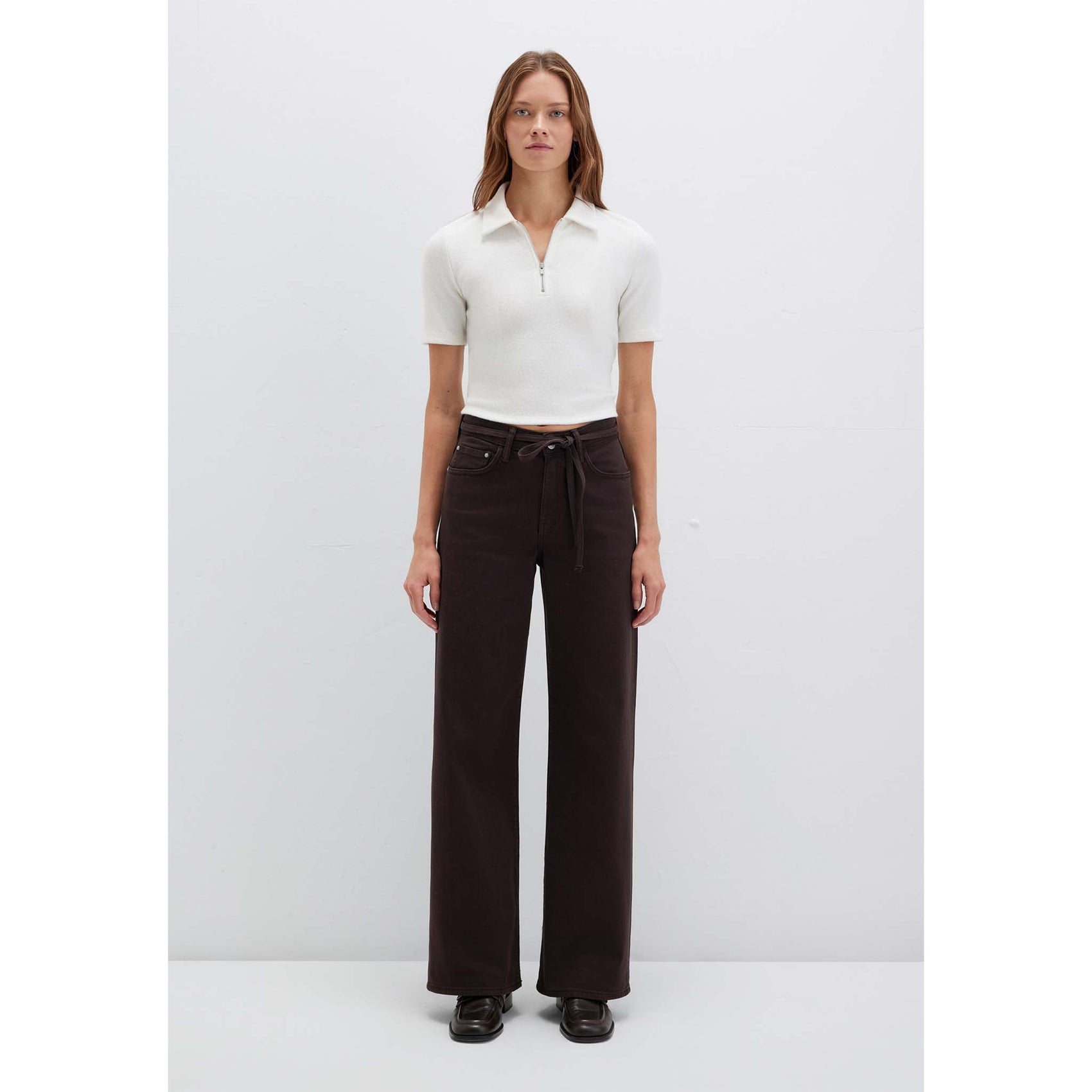 Mavi Jeans Malibu Belt Chocolat, tall jeans voor lange dames, gedragen door model