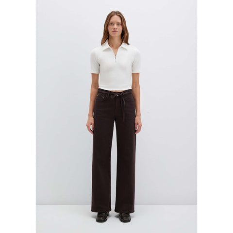 Mavi Jeans Malibu Belt Chocolat, tall jeans voor lange dames, gedragen door model