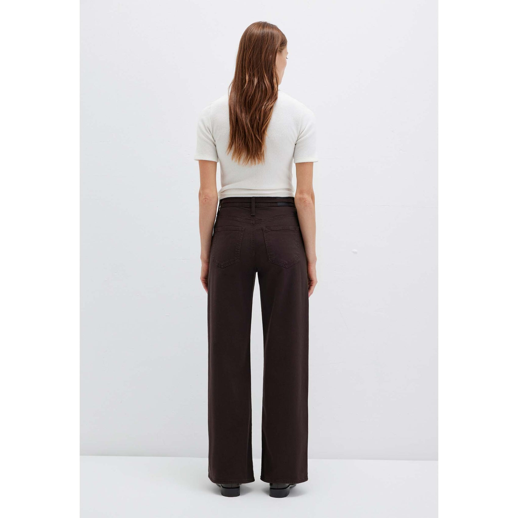 Mavi Jeans Malibu Belt Chocolat, jeans in tall met lange benen, achteraanzicht