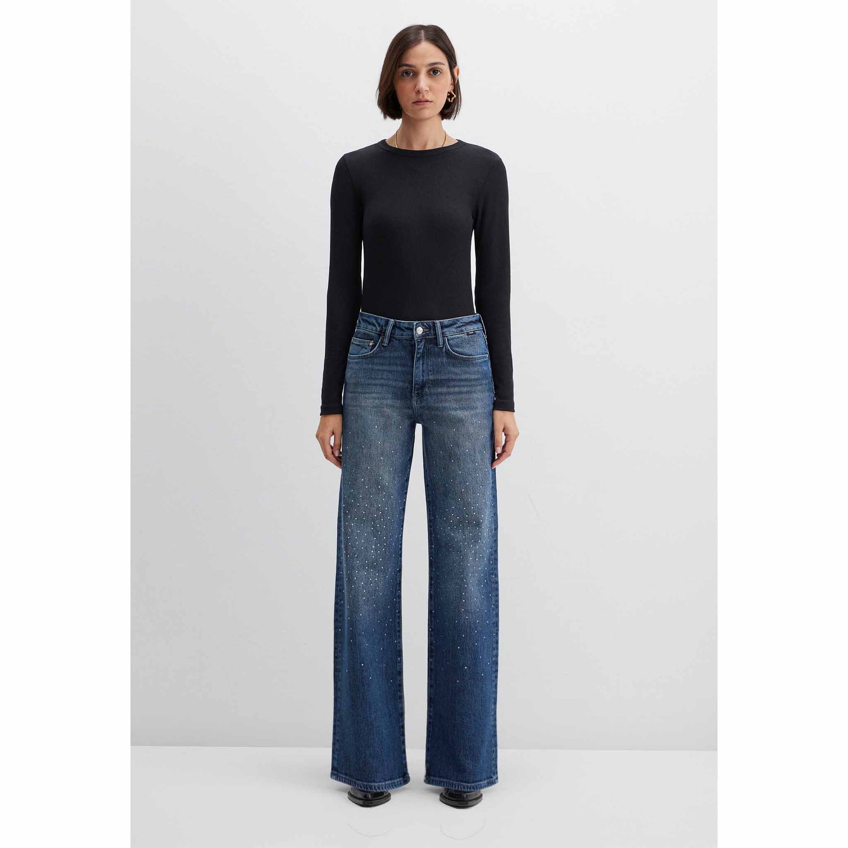 Mavi Jeans Malibu Dark Brushed Rhinestone, tall jeans voor lange dames, gedragen door model