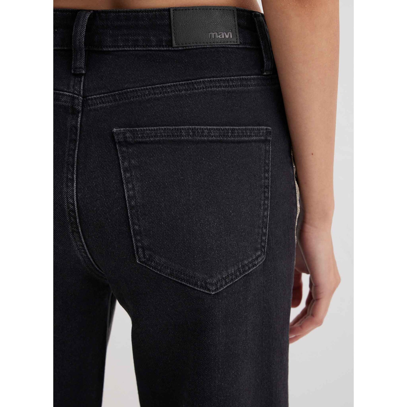 Mavi Jeans Malibu Dark Smoke Band, jeans in tall met lange benen, achteraanzicht