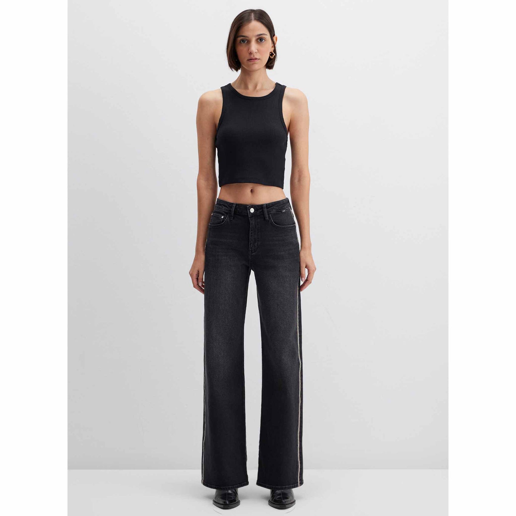 Mavi Jeans Malibu Dark Smoke Band, tall jeans voor lange dames, gedragen door model