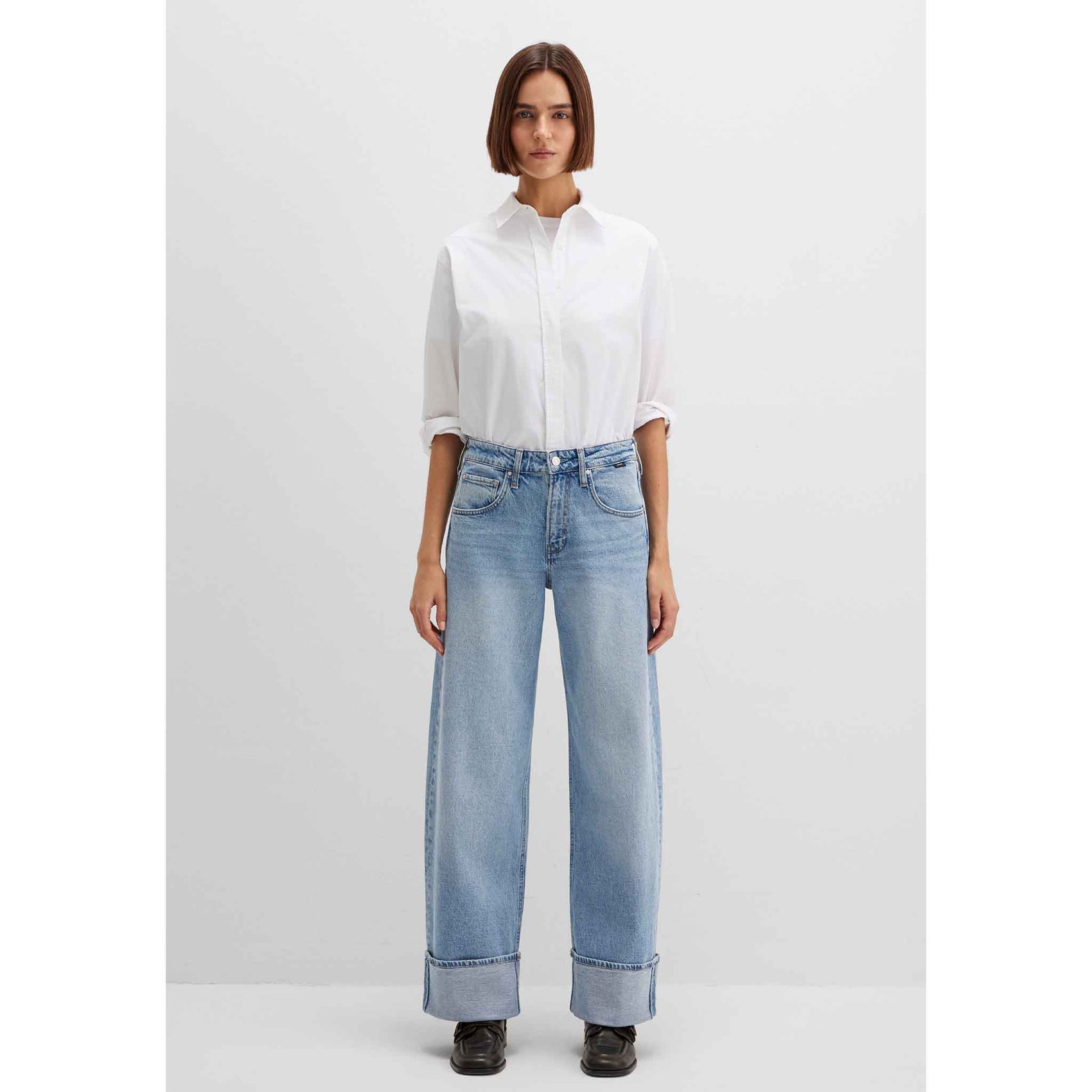 Mavi Jeans Sandra Lt Brushed, tall jeans voor lange dames, gedragen door model