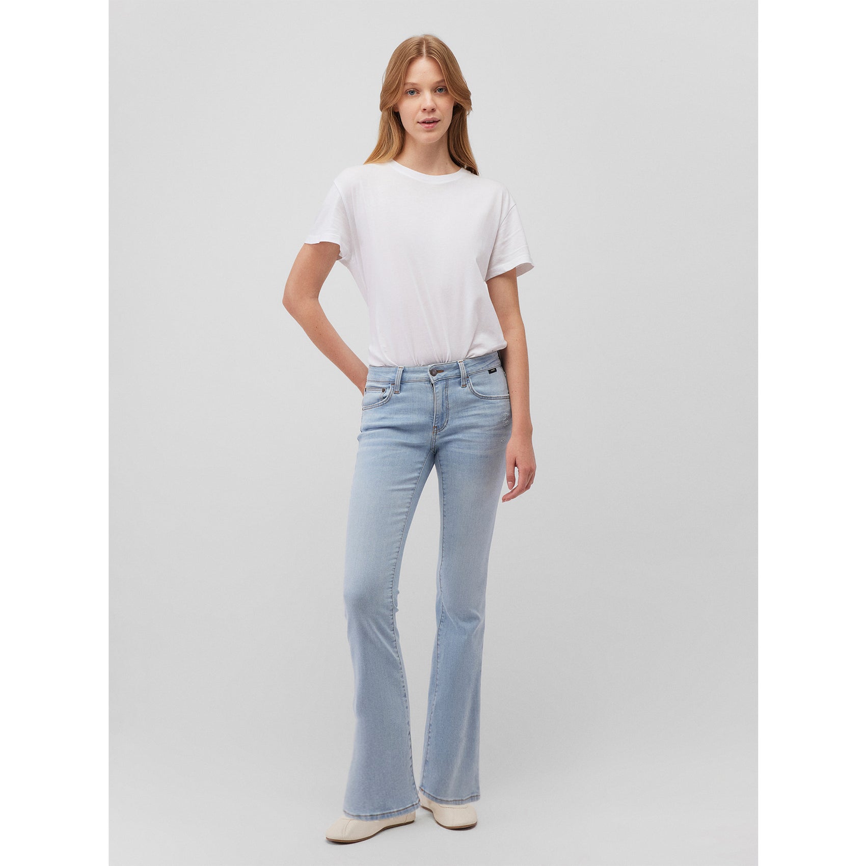 Mavi Jeans Bella Lt Blue Everyday, tall jeans voor lange dames, gedragen door model