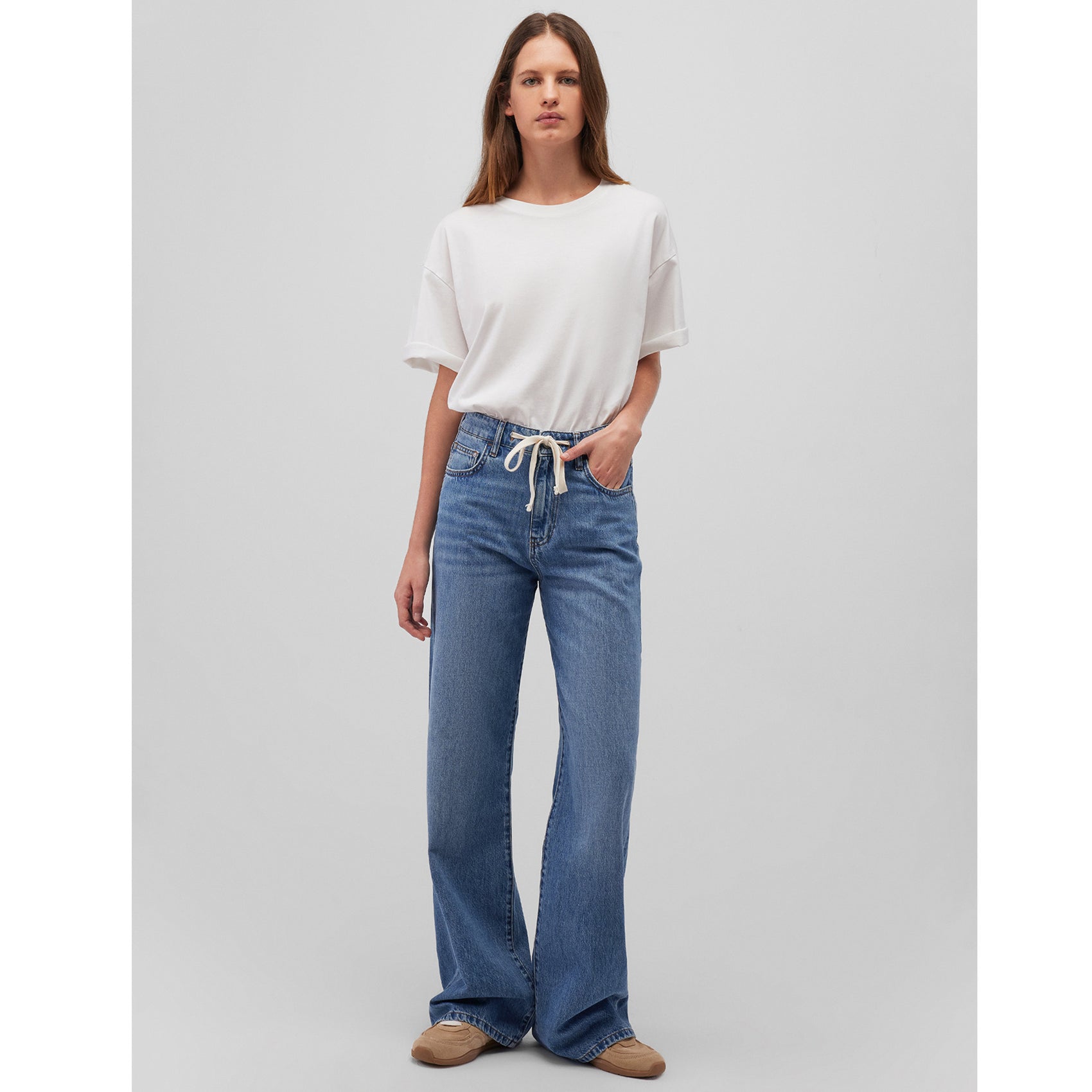 Mavi Jeans Malibu Mid Brushed Lt Belt, tall jeans voor lange dames, gedragen door model