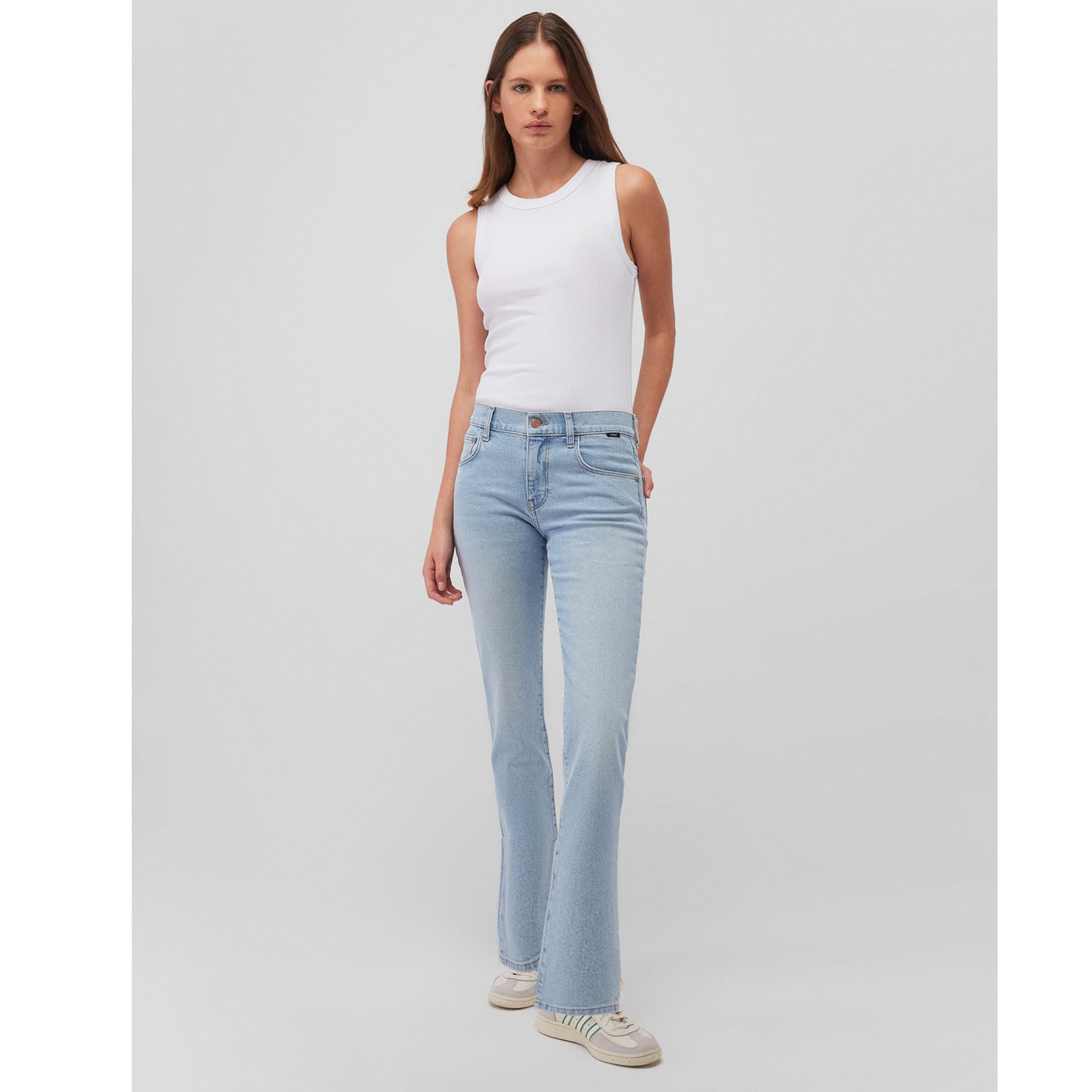 Mavi Jeans Mirella Lt Brushed 90's, tall jeans voor lange dames, gedragen door model