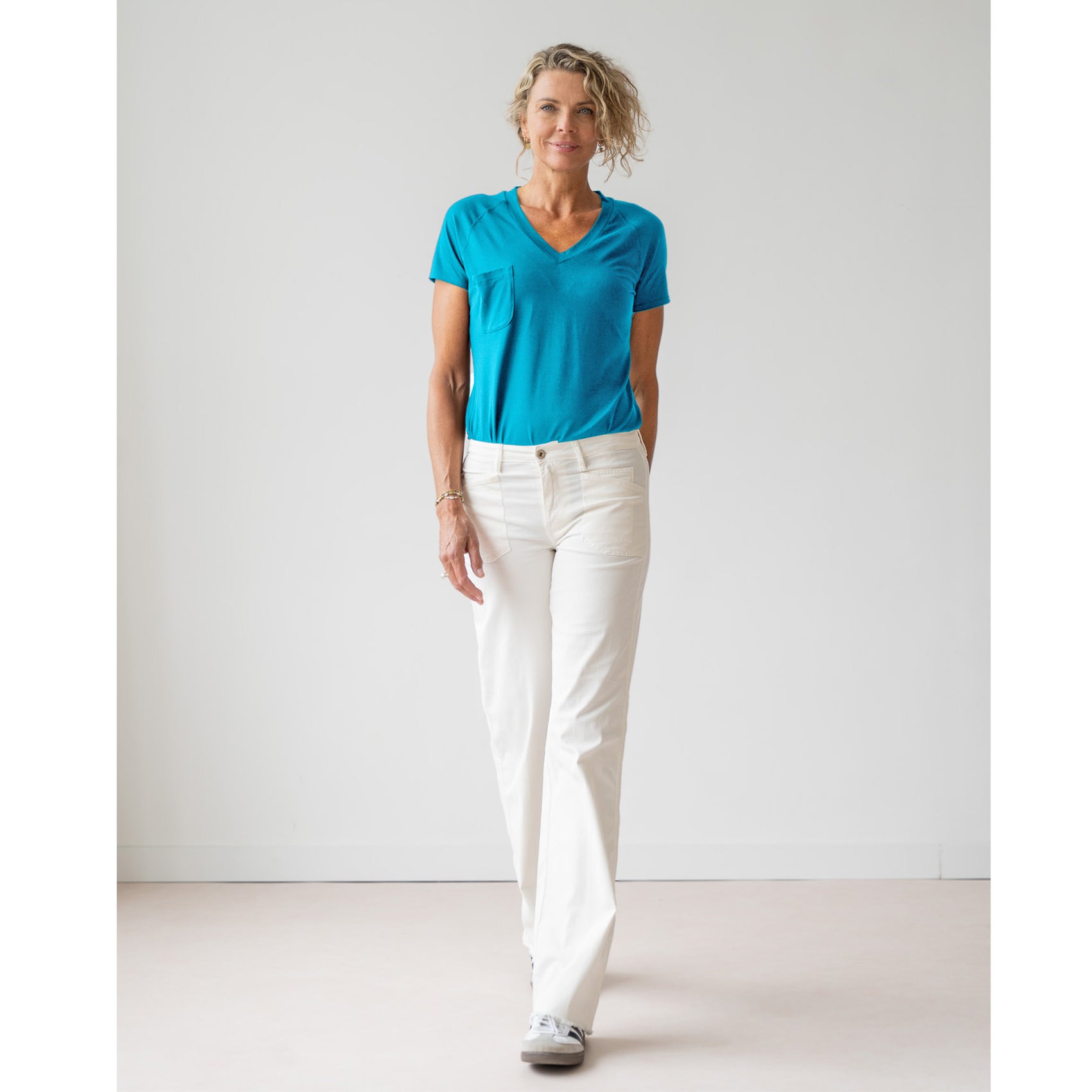 Longlady Shirt Flora, tall kleding voor lange vrouwen, gedragen door model
