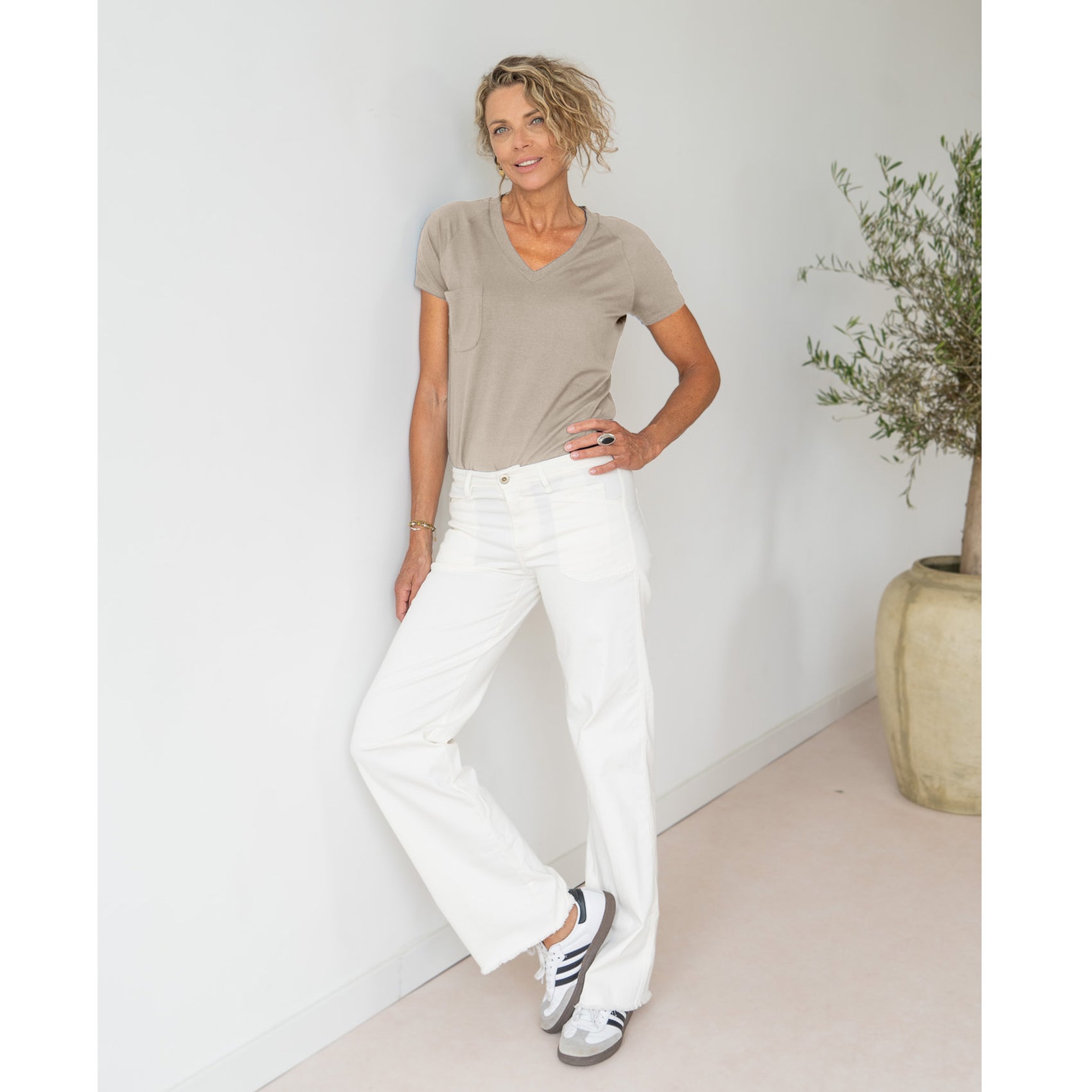 Longlady Shirt Flora, tall kleding voor lange vrouwen, gedragen door model
