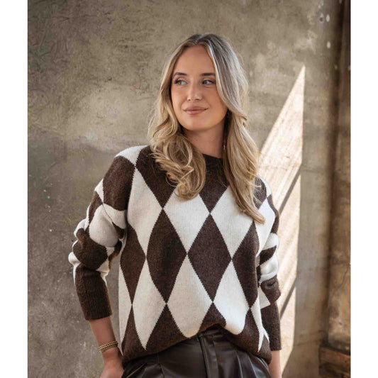 ICNK Trui Veloura Bruin – gedragen door model – kleding voor lange vrouwen