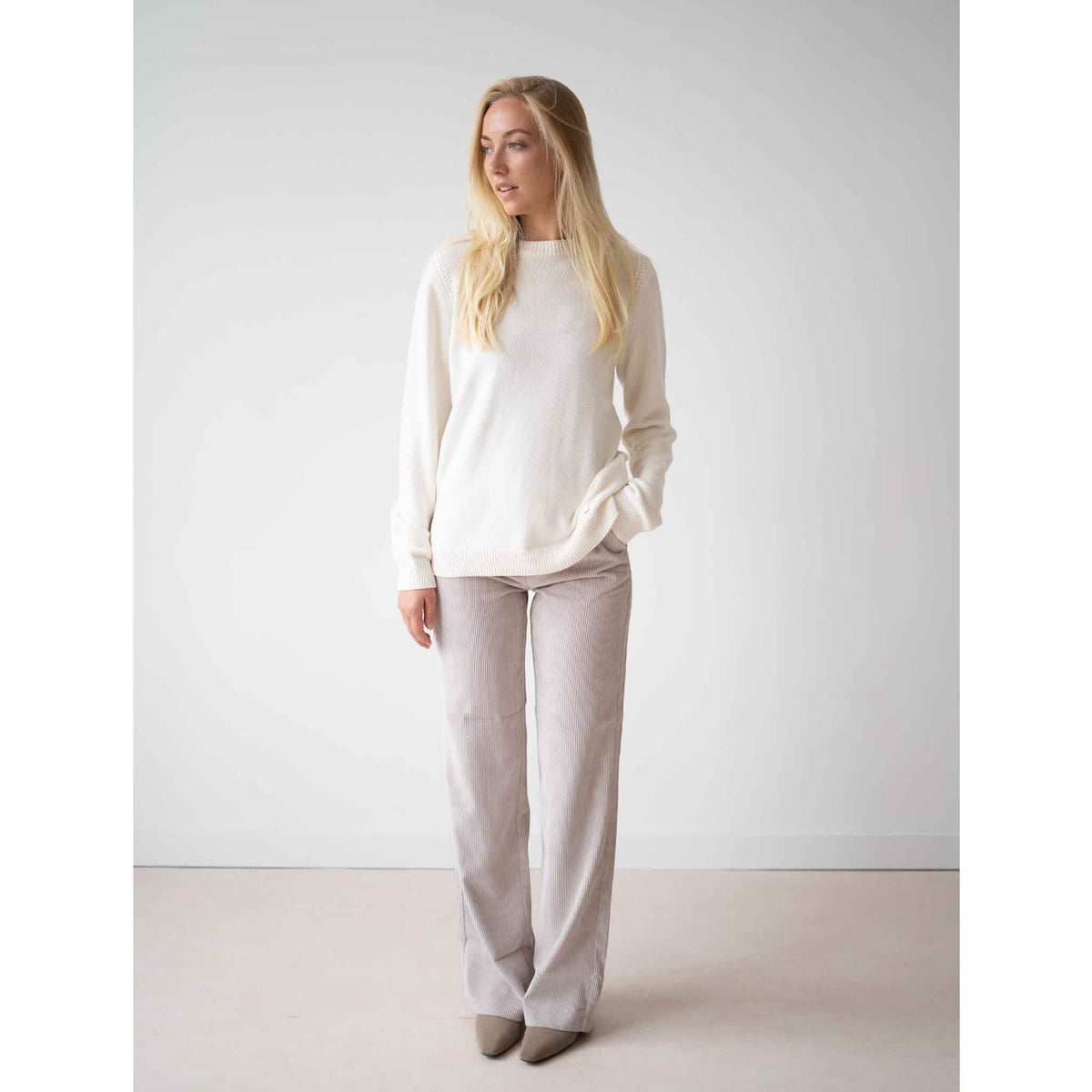 XOX Trui Offwhite, tall kleding voor lange vrouwen, gedragen door model