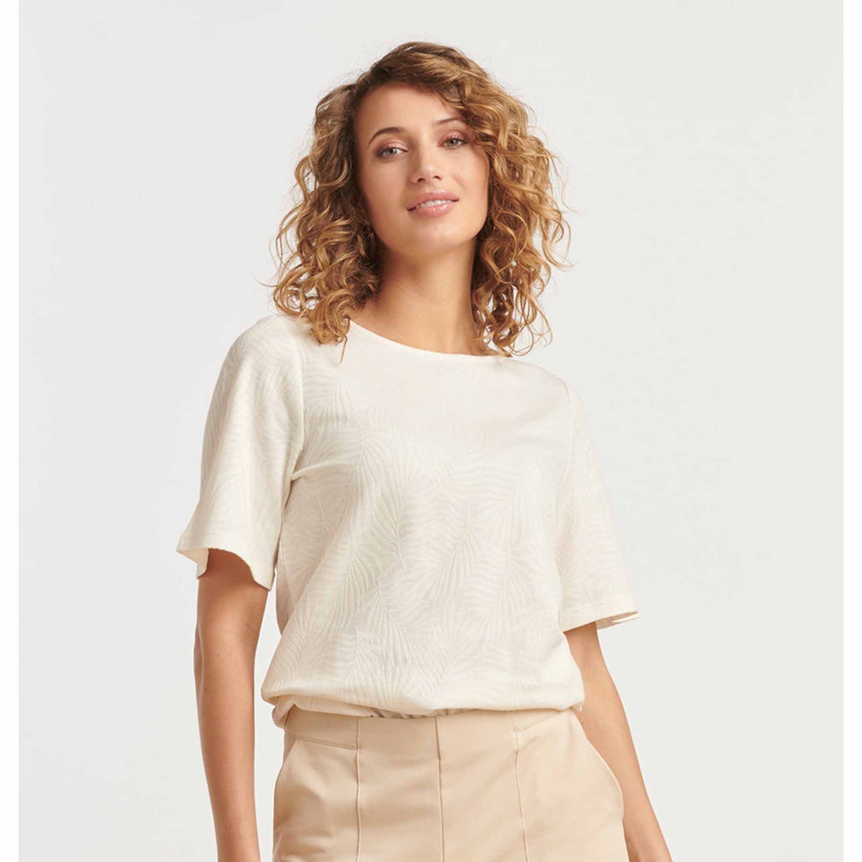 Smashed Lemon Truitje Jaquard Offwhite, tall kleding voor lange vrouwen, gedragen door model