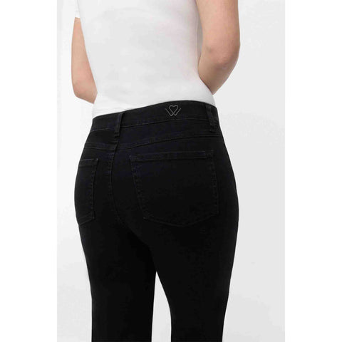 Wonderjeans RS Relaxed Black Rinse, jeans in tall met lange benen, achteraanzicht