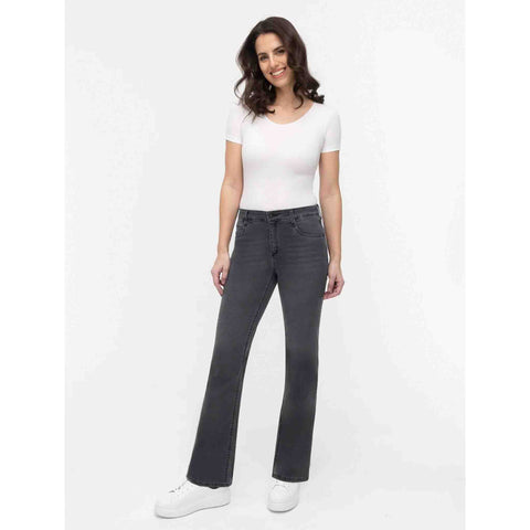 Wonderjeans RS Relaxed Black Stone, tall jeans voor lange dames, gedragen door model