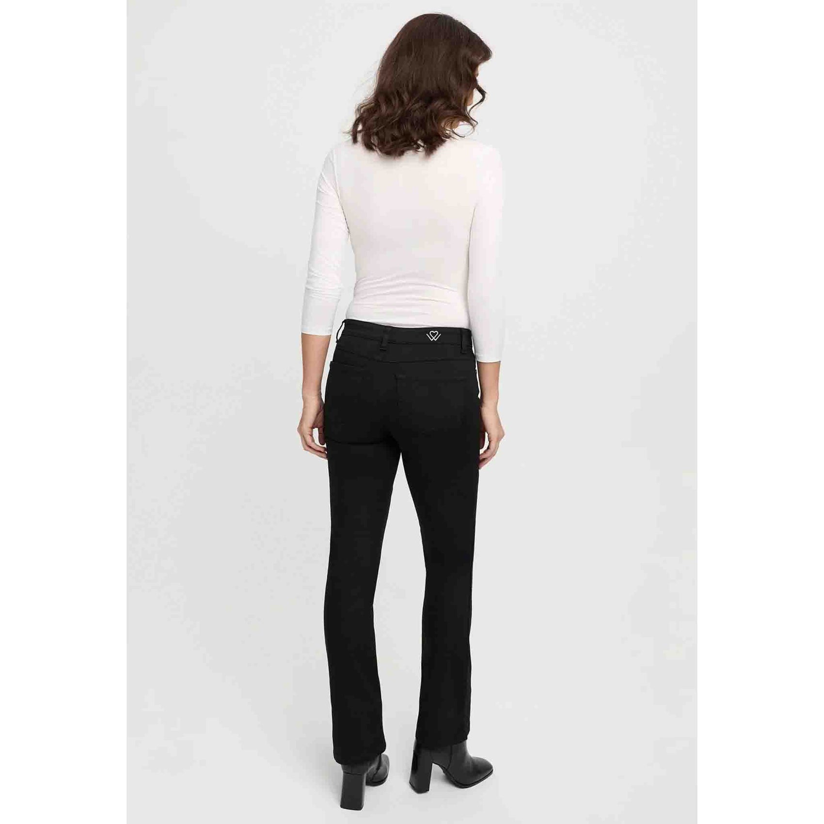 Wonderjeans WB Boot Forever Black, jeans in tall met lange benen, achteraanzicht