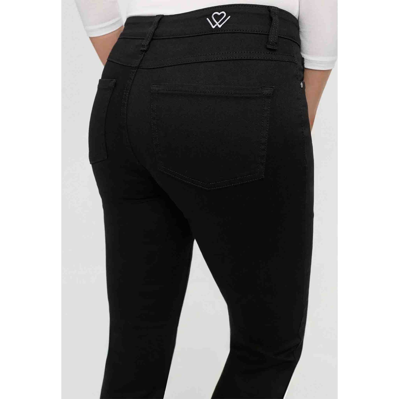 Wonderjeans WB Boot Forever Black, jeans in tall met lange benen, achteraanzicht