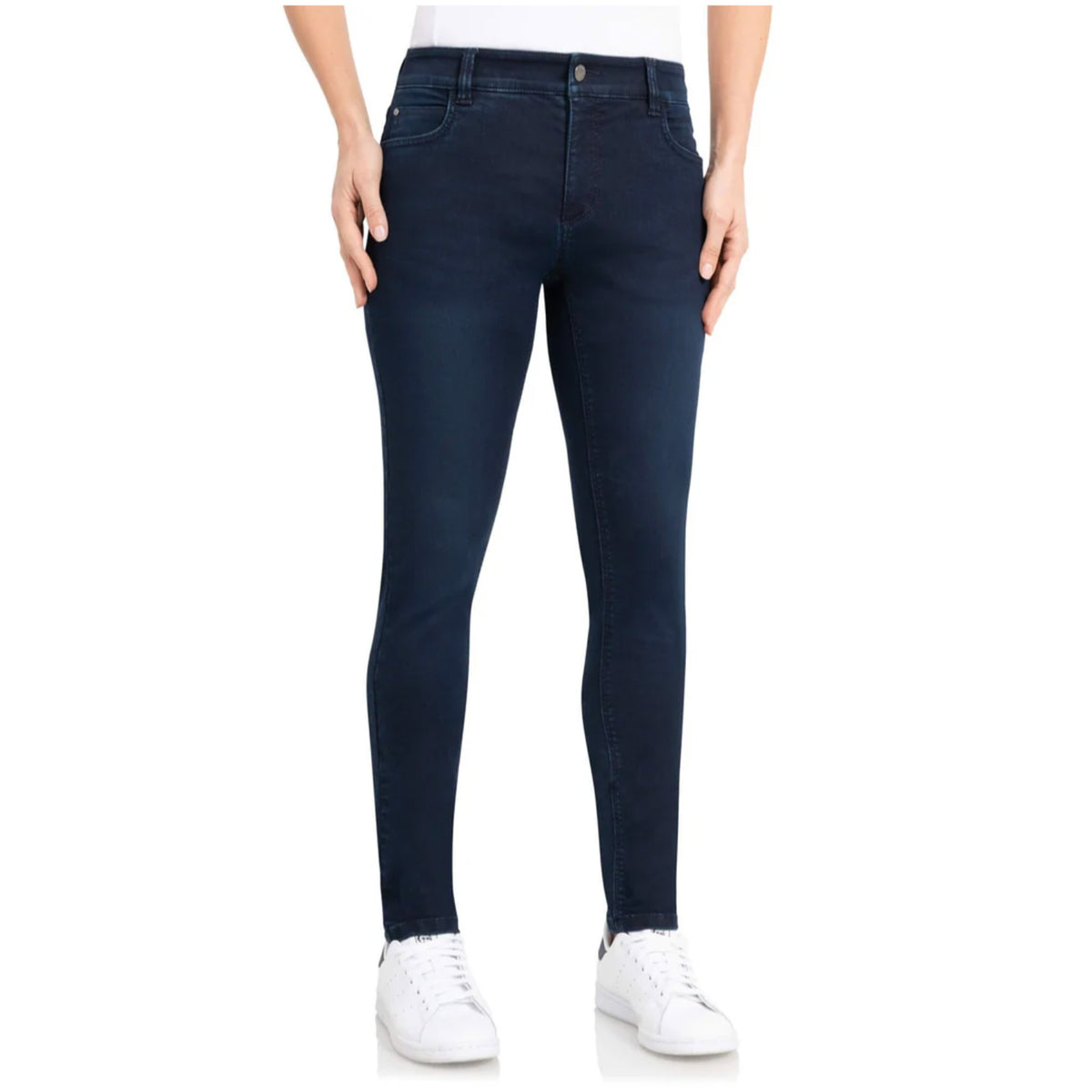 Wonderjeans WH Blue Denim, tall jeans voor lange dames, gedragen door model
