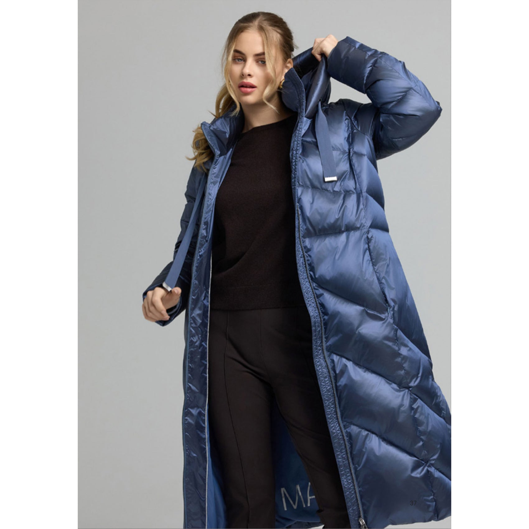 Manisa Jas Lang Blauw, tall kleding voor lange vrouwen, gedragen door model