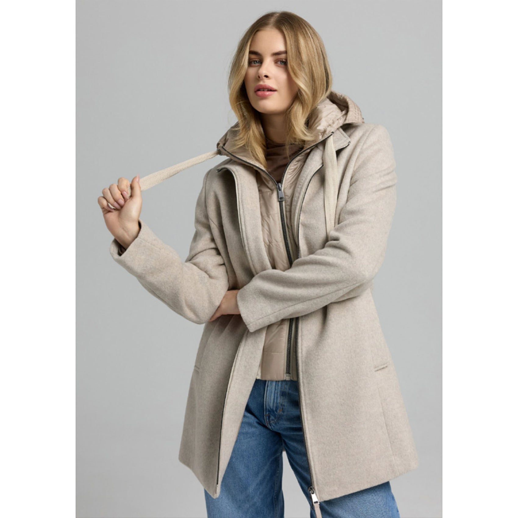 Manisa Jas Wol Lichtbeige, tall kleding voor lange vrouwen, gedragen door model