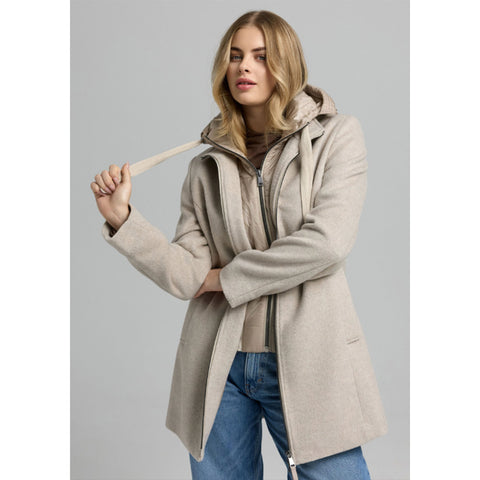 Manisa Jas Wol Lichtbeige, tall kleding voor lange vrouwen, gedragen door model